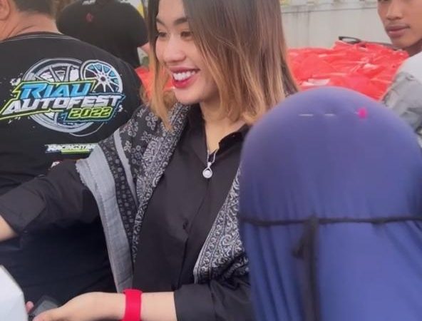 Tasya Oktaviona Berbagi Nasi Kotak 2000 Kepada Masyarakat Jalan Diponegoro (Depan Gor Tribuana) Berturut-turut Selama 2 Hari