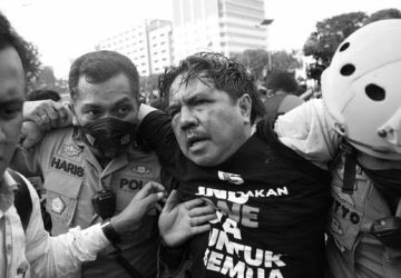 Ade Armando Babak Belur Dihajar Sekelompok Orang, Celananya Dilucuti