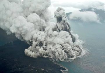 Gunung Anak Krakatau Erupsi, Abu Vulkanik Mulai Hujani Rumah Warga