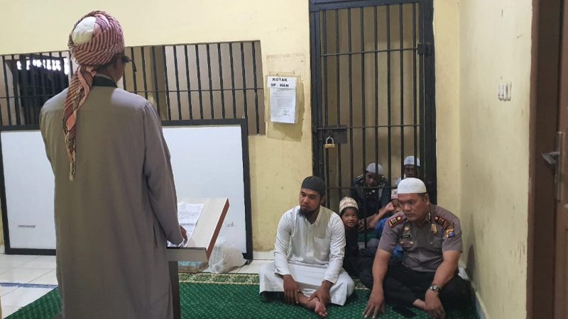 Dalam menyambut Hari kemenangan Tahanan Polsek Tampan melaksanakan Sholat Idul Fitri bersama