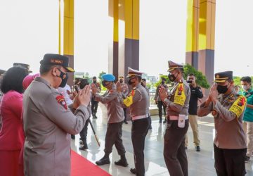 Kapolda Riau Pimpin Apel Perdana Usai Libur Lebaran, Gelar Halal Bihalal dan Gelorakan Semangat Together We Are Strong