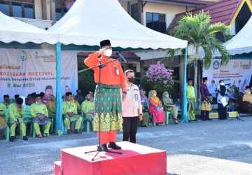 Bupati Bengkalis diwakili Staf Ahli Bidang Kemasyarakatan dan Sumber Daya Manusia, Pimpin Upacara Hari Pendidikan Nasional