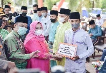 Bupati Kasmarni Serahkan Hadiah Pada Pemenang Festival Lampu Colok dan Hifidz 30 Juz