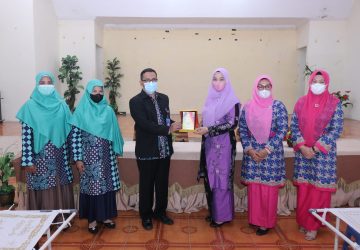 Wakil Ketua Dekranasda Kabupaten Siak Ananda Laila Putri tampak senang, Melihat Anak Berprestasi