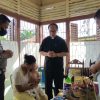 Kasat Lantas Polres Nias Bersama Pdt. Juliaman Harefa, S.Th, Kunjungi Anak Penderita Hindrosefalus Craniosynotosis