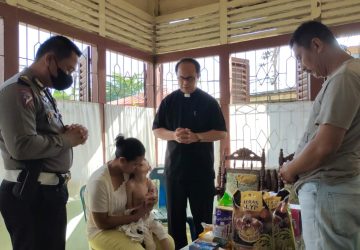 Kasat Lantas Polres Nias Bersama Pdt. Juliaman Harefa, S.Th, Kunjungi Anak Penderita Hindrosefalus Craniosynotosis