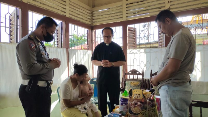 Kasat Lantas Polres Nias Bersama Pdt. Juliaman Harefa, S.Th, Kunjungi Anak Penderita Hindrosefalus Craniosynotosis