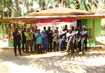 Sambut HUT Ke-17, Pasukan Brimob Rohil Baksos Bersihkan Rumah Ibadah