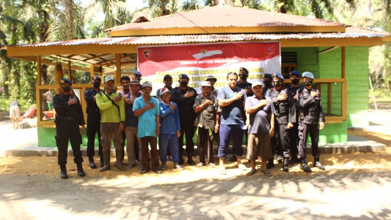 Sambut HUT Ke-17, Pasukan Brimob Rohil Baksos Bersihkan Rumah Ibadah