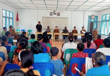 Pastikan Berjalan Lancar, Bhabinkamtibmas Polsek Lahewa Pantau Penyaluran BLT-DD Lauru Fadoro