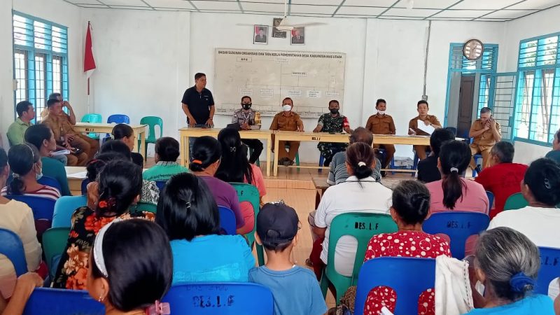 Pastikan Berjalan Lancar, Bhabinkamtibmas Polsek Lahewa Pantau Penyaluran BLT-DD Lauru Fadoro