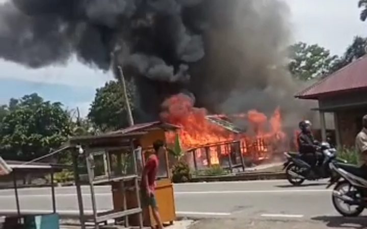 1 Unit Rumah Warga di Desa Meskom Ludes di Lalap Api