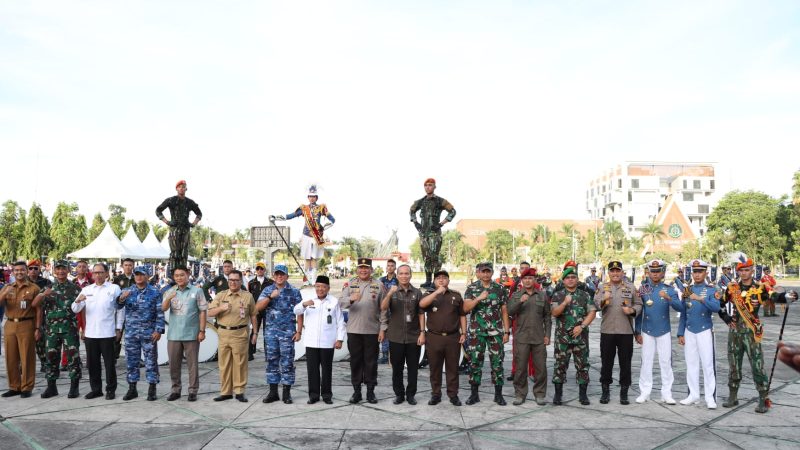 Menggelar Kirab dan Display Drumband Taruna/Taruni AAU di Kantor Gubernur Riau