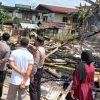 Kapolres Kuansing di Dampingi Kapolsek Benai Tinjau Lokasi Korban Kebakaran dan Serahkan Bantuan