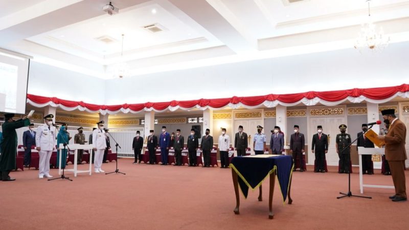 Gubri Resmi Lantik Musflihun Sebagai Pj Wali Kota Pekanbaru dan Kamsol Sebagai Pj Bupati Kampar