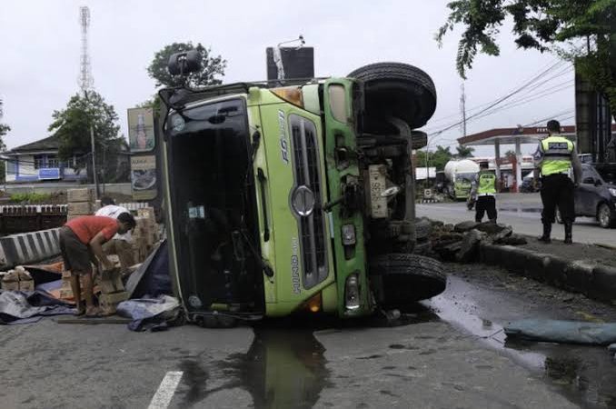 Sopir Diduga Ngantuk, Truk Terguling di Parit Tol Tangerang-Merak