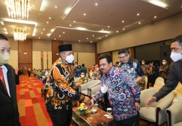 Hadir di Acara Wisuda Universitas Hayam Wuruk, Bupati Alfedri Bangga Anak Siak Ikut Wisuda 11 Orang