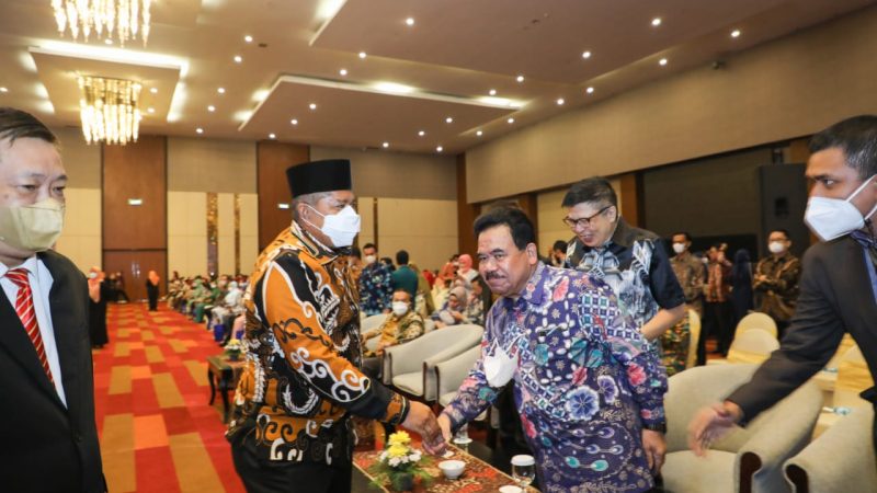 Hadir di Acara Wisuda Universitas Hayam Wuruk, Bupati Alfedri Bangga Anak Siak Ikut Wisuda 11 Orang