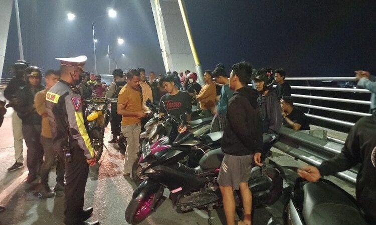 Nongkrong Dijembatan Siak IV Kota Pekanbaru, Belasan Pemotor Digiring ke Polresta Pekanbaru