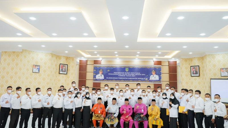 Bupati Rohil Serahkan SK Pengangkatan CPNS Formasi Tahun 2021