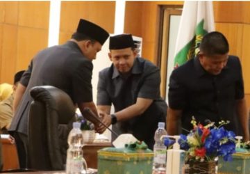 Wabup Siak Husni Merza Memberikan Tanggapan Atas Pandangan Umum 8 Fraksi di DPRD Kab. Siak
