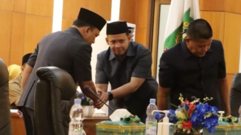 Wabup Siak Husni Merza Memberikan Tanggapan Atas Pandangan Umum 8 Fraksi di DPRD Kab. Siak