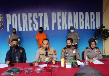 Seorang Pria Ditangkap Tim Resmob Jembalang Satreskrim Polresta Pekanbaru, Karena Memiliki 2 Pucuk Senjata Api Rakitan Ilegal