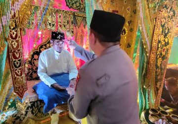 Kapolda Riau Irjen Pol M.Iqbal Berikan Tepung Tawar Kepada T.Rusli Ahmad,SE,MM