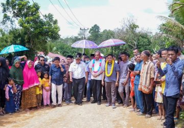Telusuri Daerah Terisolir, Pj Bupati Kampar Setir Mobil Sendiri