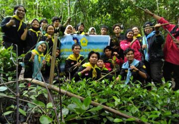 Mapala Polbeng Lakukan Pembibitan Mangrove