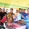 Wakil Bupati Bengkalis Bagus Santoso melihat Stand Bazar Industri Kecil Menengah