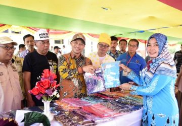 Wakil Bupati Bengkalis Bagus Santoso melihat Stand Bazar Industri Kecil Menengah