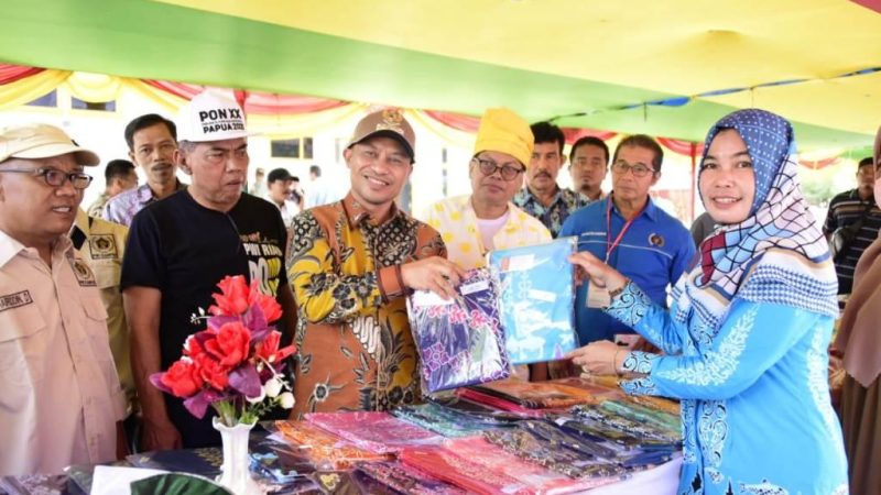 Wakil Bupati Bengkalis Bagus Santoso melihat Stand Bazar Industri Kecil Menengah