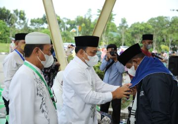 107 Jemaah Calon Haji Kabupaten Siak di lepas Oleh Wabup Husni Mesza