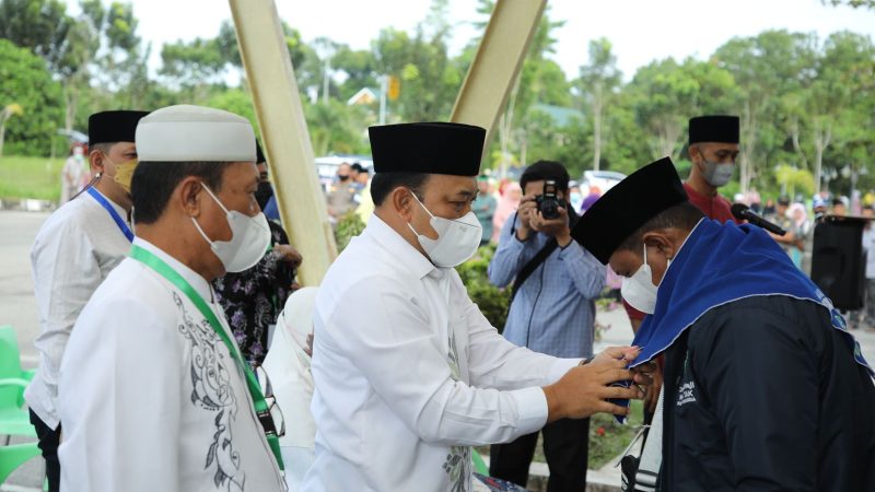 107 Jemaah Calon Haji Kabupaten Siak di lepas Oleh Wabup Husni Mesza