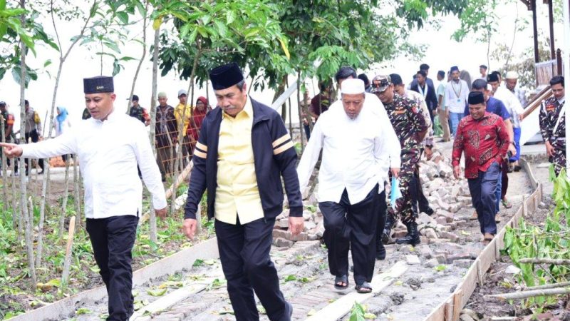 Didampingi Wabup Bagus Santoso, Gubri Syamsuar Ziarah ke Makam Islam Melayu