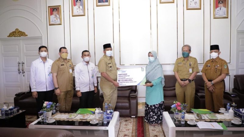 Serahkan Jaminan Kematian, Bupati Alfedri Semoga Program ini Terus Berlanjut