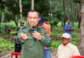 Bagus Santoso Dampingi Wagubri Nyambangi Kelompok Petani Durian Desa Berancah