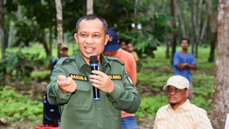 Bagus Santoso Dampingi Wagubri Nyambangi Kelompok Petani Durian Desa Berancah