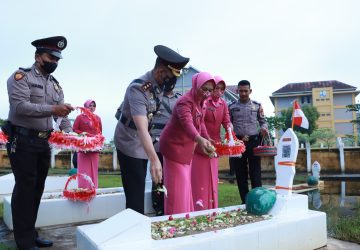 Polres Inhil Upacara Ziarah dan Tabur Bunga di Taman Makam Pahlawan