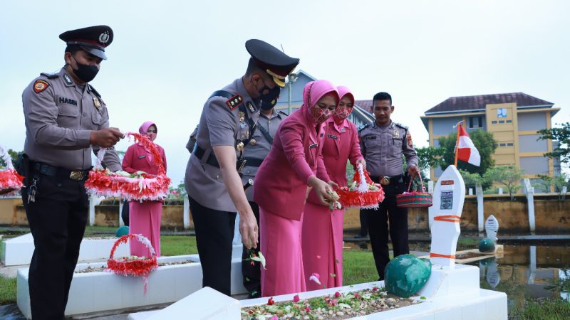 Polres Inhil Upacara Ziarah dan Tabur Bunga di Taman Makam Pahlawan