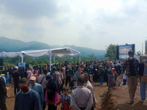 Prosesi Pemakaman Tuntas, Ribuan Warga Berbondong-bondong Dekati Makam Eril