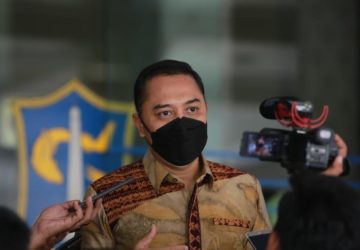 Gunakan Uang Zakat ASN, Wali Kota Surabaya Tebus Ratusan Ijazah Ditahan Sekolah