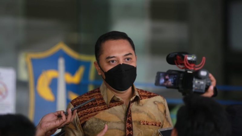 Gunakan Uang Zakat ASN, Wali Kota Surabaya Tebus Ratusan Ijazah Ditahan Sekolah