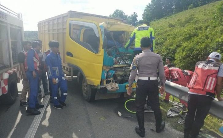 Diduga Mengantuk, Supir Truk Tabrak Tronton di Tol Permai