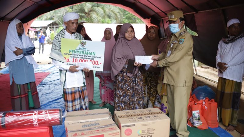Bupati H. Sukiman Tinjau dan Berikan Bantuan untuk Korban Kebakaran di Rambah Hilir