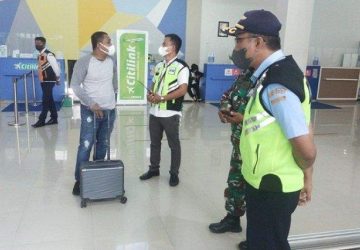Bercanda soal Bom, Mantan Bupati Buton Selatan Diturunkan dari Pesawat