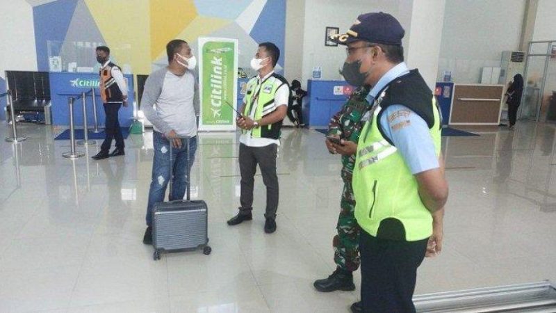 Bercanda soal Bom, Mantan Bupati Buton Selatan Diturunkan dari Pesawat