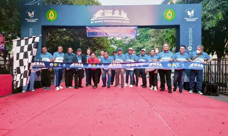 Asisten I Setdako Pekanbaru Ikut Lepas 420 Pelari Fun Run BI-BMPD
