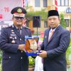 Peringatan HUT Bhayangkara ke-76 Bupati Siak Terima Penghargaan dari Kapolres Siak